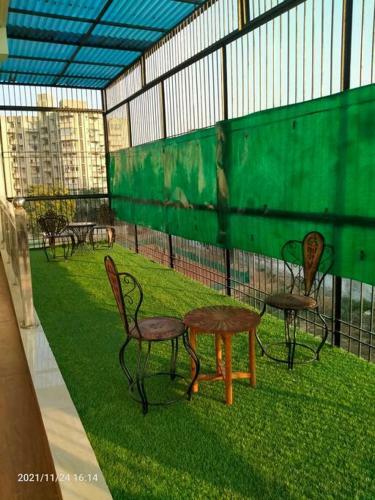 Entire Spacious Apartment With Park And Hill View