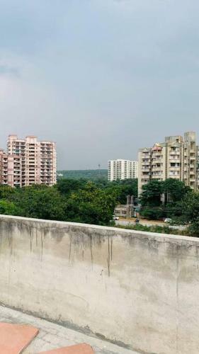 Entire Spacious Apartment With Park And Hill View
