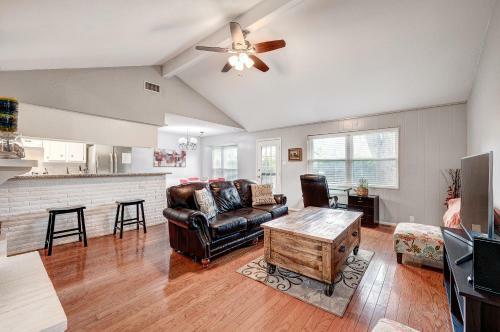 Adorable Home In Energy Corridor, Houston