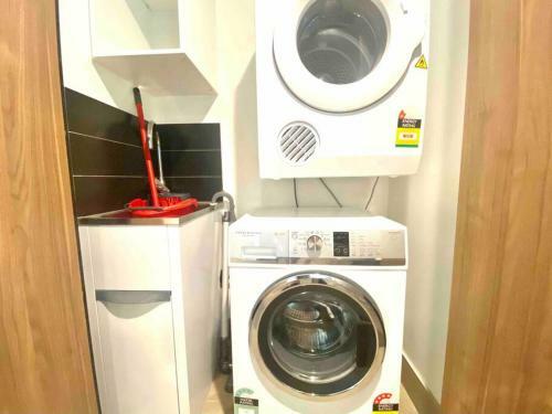Spacious 1 Bedroom Apartment With Pool, Gym, Views