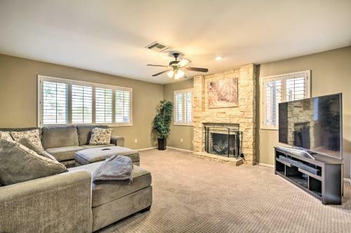 Grand Desert Oasis In Arrowhead Ranch With Pool!