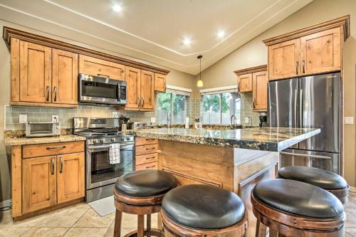 Grand Desert Oasis In Arrowhead Ranch With Pool!