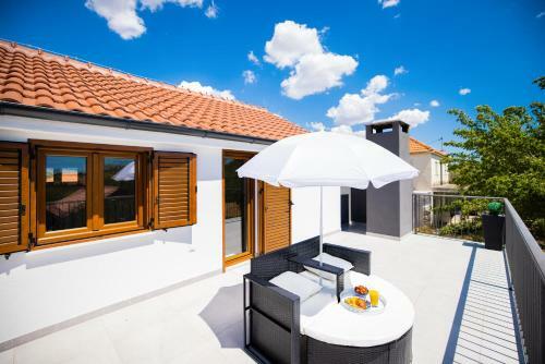 Villa Pietra- Modern Rustic Poolside Oasis