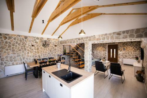Villa Pietra- Modern Rustic Poolside Oasis
