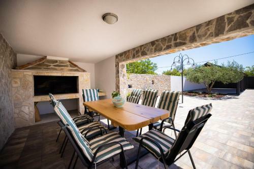Villa Pietra- Modern Rustic Poolside Oasis