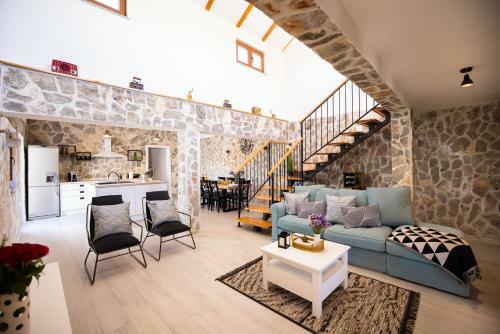 Villa Pietra- Modern Rustic Poolside Oasis