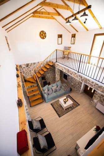 Villa Pietra- Modern Rustic Poolside Oasis