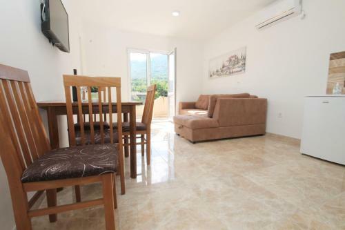 Apartment With Pool Tomic Boka Bay