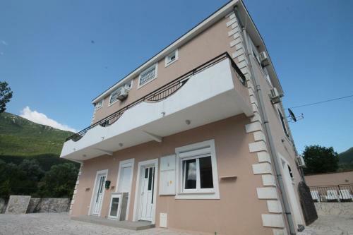 Apartment With Pool Tomic Boka Bay