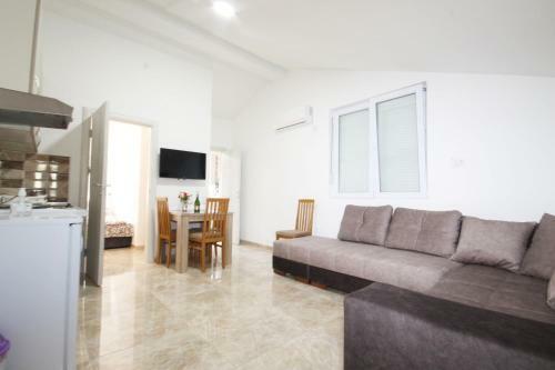 Apartment With Pool Tomic Boka Bay