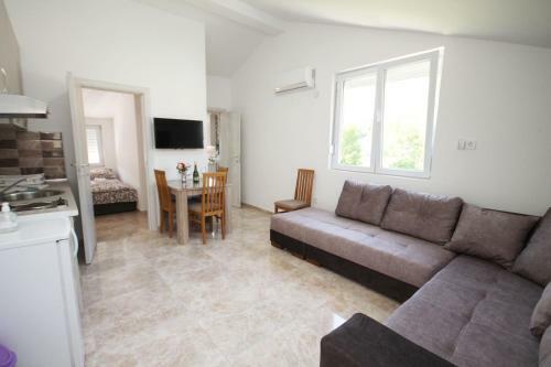 Apartment With Pool Tomic Boka Bay
