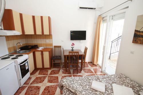 Apartment With Pool Tomic Boka Bay