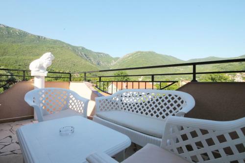 Apartment With Pool Tomic Boka Bay
