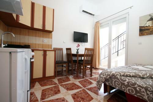 Apartment With Pool Tomic Boka Bay