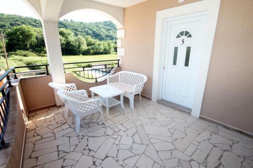 Apartment With Pool Tomic Boka Bay