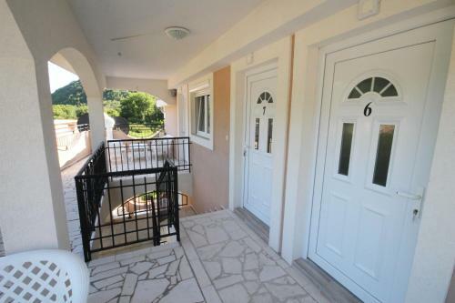 Apartment With Pool Tomic Boka Bay