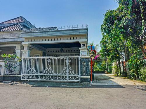 Hotel Spot On 91461 Saungawi Stay Syariah