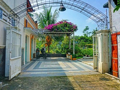 Hotel Spot On 91461 Saungawi Stay Syariah