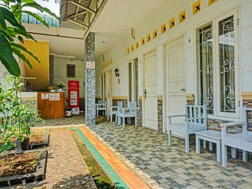 Hotel Spot On 91461 Saungawi Stay Syariah