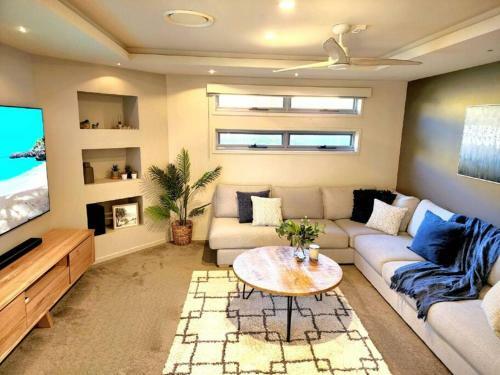 Beachside Tropical Oasis With Pool 4 Bed / 3 Bath