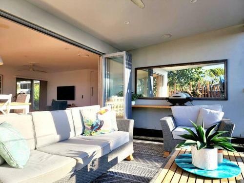 Beachside Tropical Oasis With Pool 4 Bed / 3 Bath