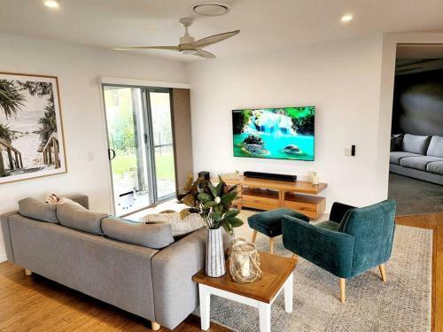 Beachside Tropical Oasis With Pool 4 Bed / 3 Bath