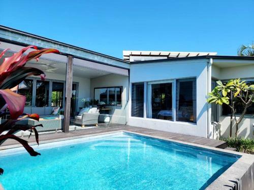 Beachside Tropical Oasis With Pool 4 Bed / 3 Bath
