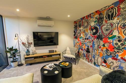 Funk In The City - Luxury Laneway Apartment
