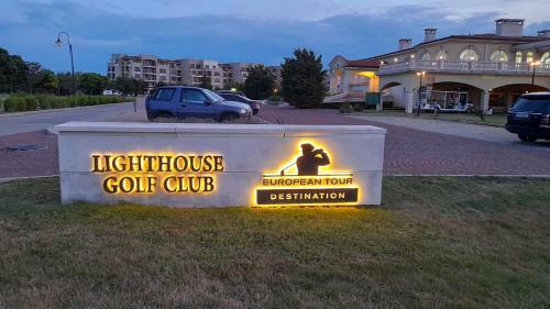 Panoramic 18th Green View Apartment In Lighthouse