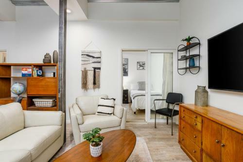 Downtown Contemporary Cove