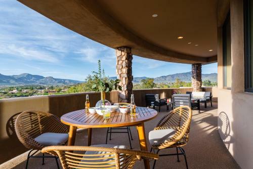 Sunbeam By Avantstay Elegant, Private Desert Home W Infinity Pool, Spa & View