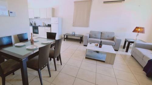 Stay : Sunny Bay Villa
