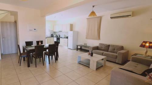Stay : Sunny Bay Villa