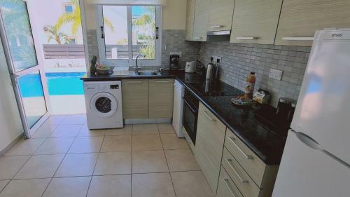 Stay : Sunny Bay Villa