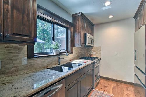 Spacious Pinetop Cabin With Deck, Grill And Yard!