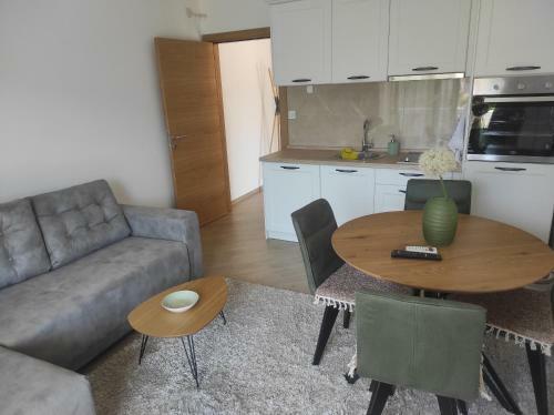 Spacious Apartment With Queen Bad And Sea View