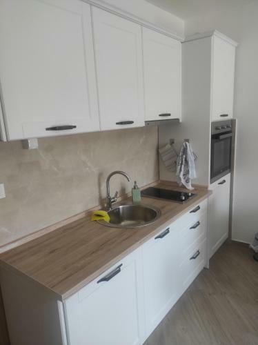 Spacious Apartment With Queen Bad And Sea View