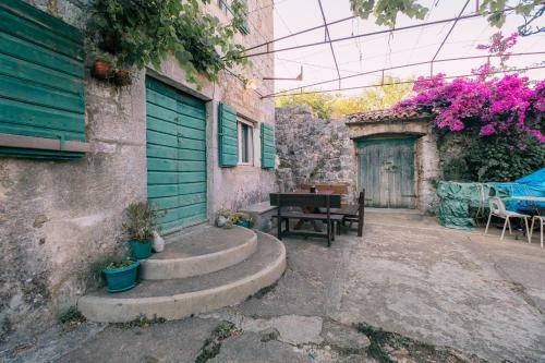 Authentic Boka House With Artistic Soul