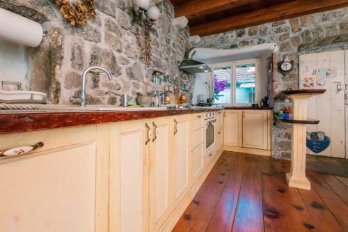 Authentic Boka House With Artistic Soul
