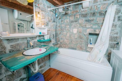 Authentic Boka House With Artistic Soul