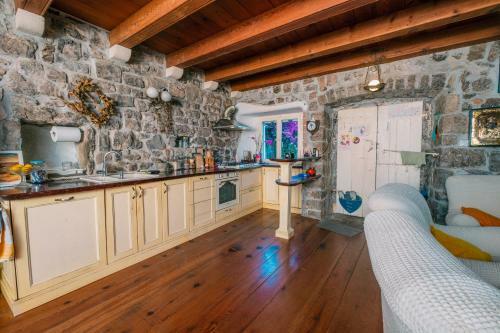 Authentic Boka House With Artistic Soul
