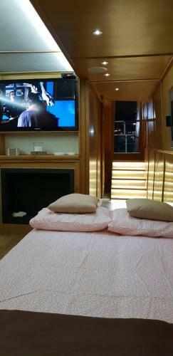 Free Room Boat Apartment