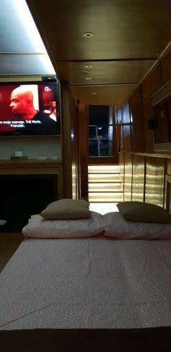Free Room Boat Apartment