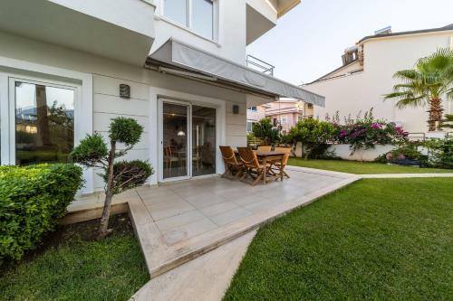 Central Villa With Garden And Pool In Kemer
