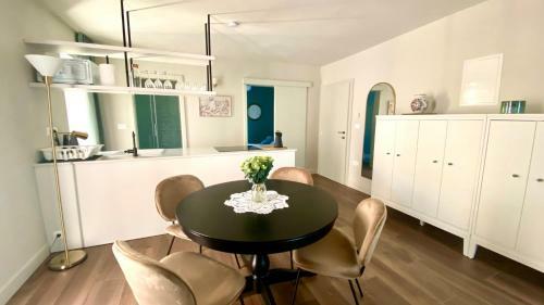 Lovely 1-bedroom Apartment With Balcony
