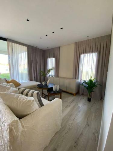Casa Moderna A Estrenar Con Pileta Climatizada