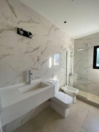 Casa Moderna A Estrenar Con Pileta Climatizada