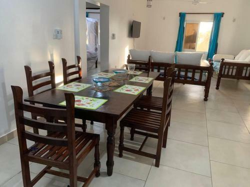 Apartamento Breezy African Inspired Two Bedroom Flat.