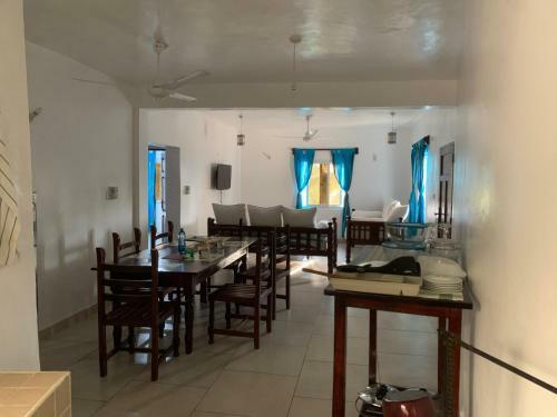 Apartamento Breezy African Inspired Two Bedroom Flat.