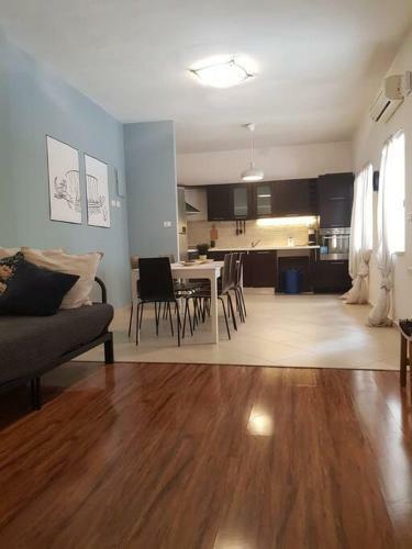 Garden Apartment With Jacuzzi In Rechavia